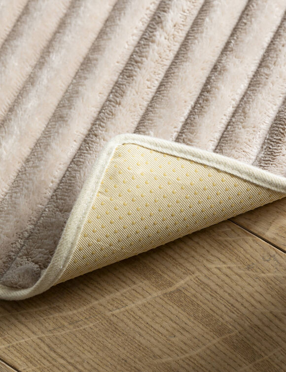 Slipvrije salonbeschermer met pluchetouch (zandkleur) Slipvrije salonbeschermer met pluchetouch (zandkleur)